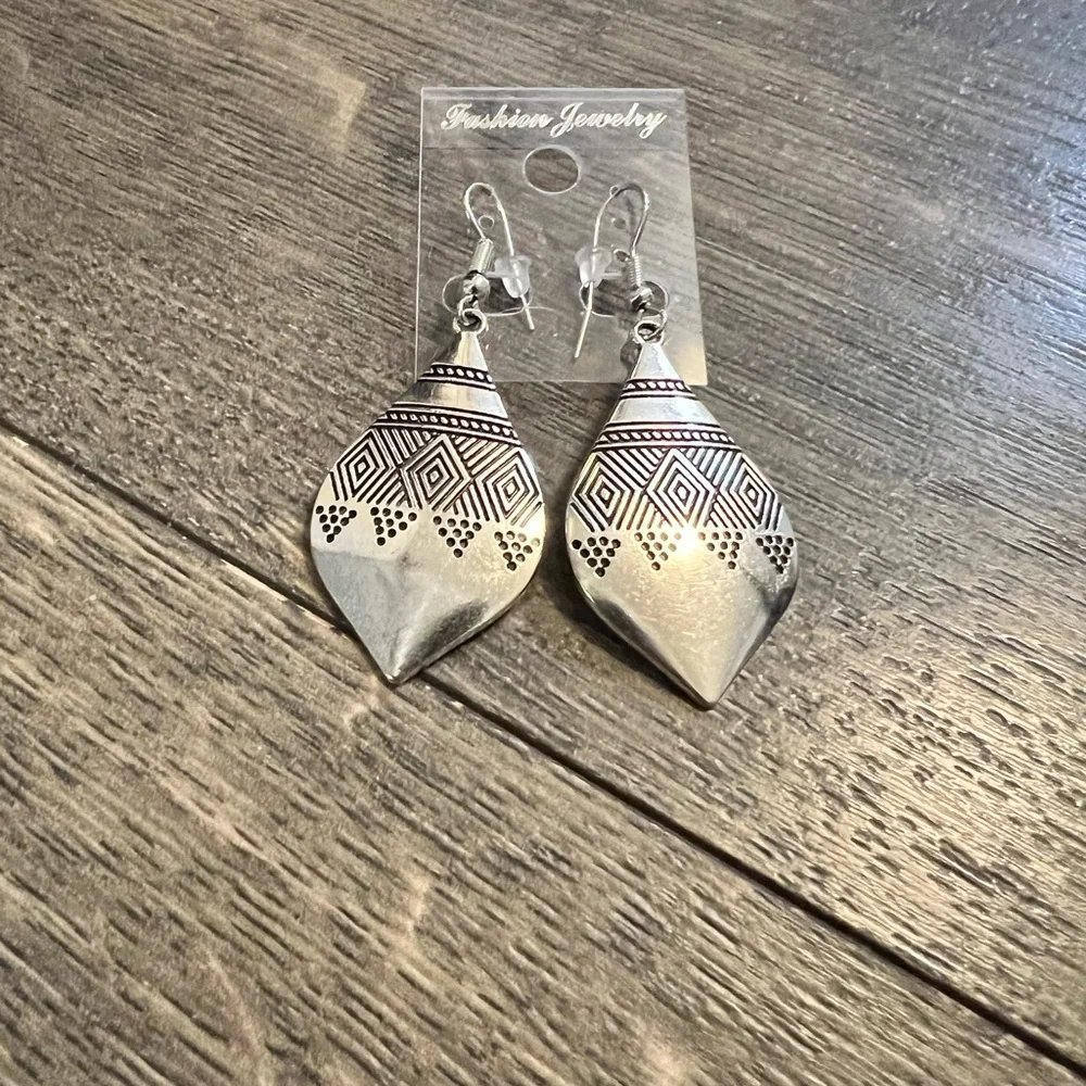 Silver Tone Fashion Jewelry Earrings‎ NEW